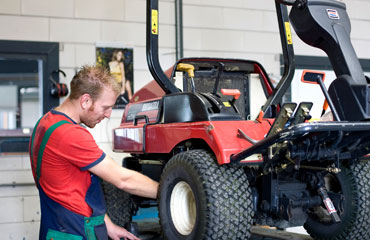 Bosgra te Hardegarijp in Friesland voor reparatie en onderhoud van tractors, trailers en aanhangwagens